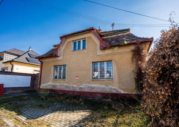 Exkluzívne na predaj dom s potenciálom, 967 m2, Bánovce n/B