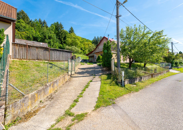 Slnečný 3i rodinný dom s potenciálom , 433m2, Horné Ladce