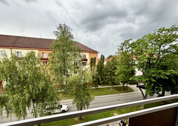 Na predaj 2 izbový byt, balkón, 3 pivnice, tehla, Humenné
