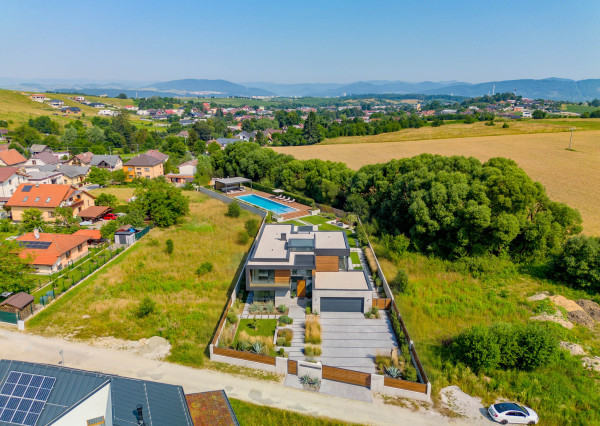 Na predaj stavebný pozemok na vilu aj podnikanie – 9837m²