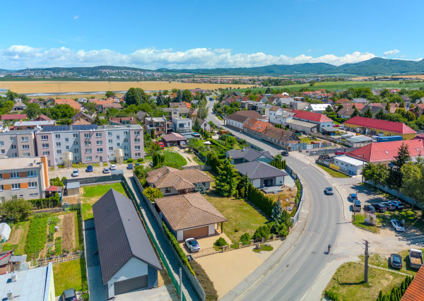 Na predaj veľký 4i dom, s 2-garážou, 1838m2, Tr. Stankovce