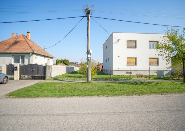 7 izbový dom s veľkým pozemkom v pôvodnej časti Miloslavova
