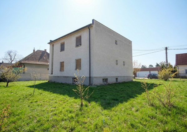 7 izbový dom s veľkým pozemkom v pôvodnej časti Miloslavova