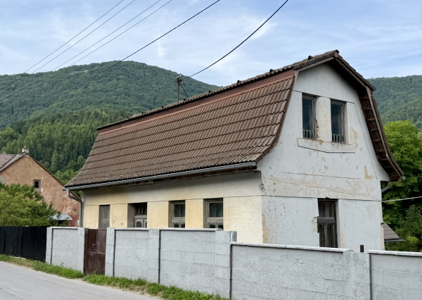 NA PREDAJ! Dom s výhľadmi na Strážovské vrchy-Košecké Rovné