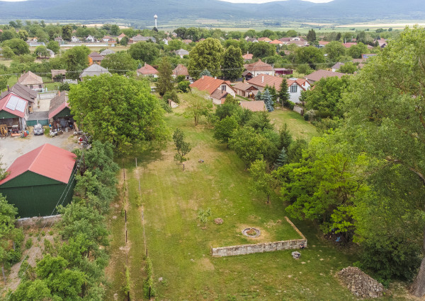 Priestranný slnečný pozemok s vlastným jazerom – Maďarsko