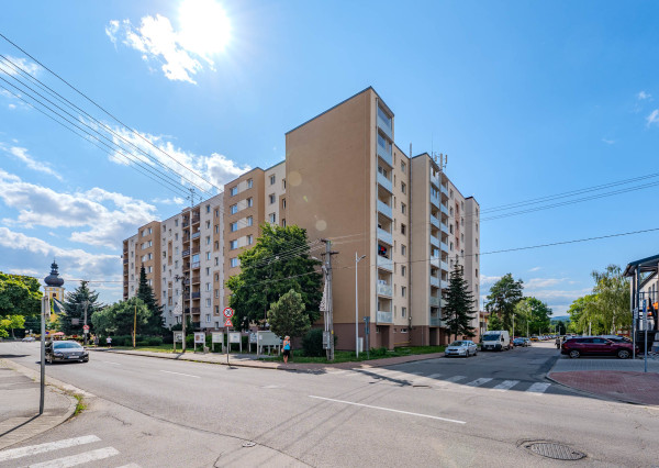 Krásny 3i byt, 68m2, rekonštrukcia, balkón, výhľady - Nemšová