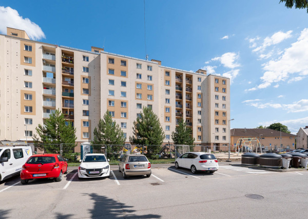 Krásny 3i byt, 68m2, rekonštrukcia, balkón, výhľady - Nemšová