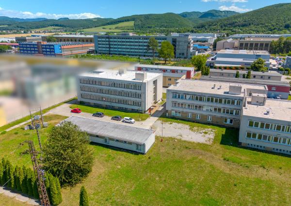 Komerčný objekt s 5 garážami | Dubnica nad Váhom