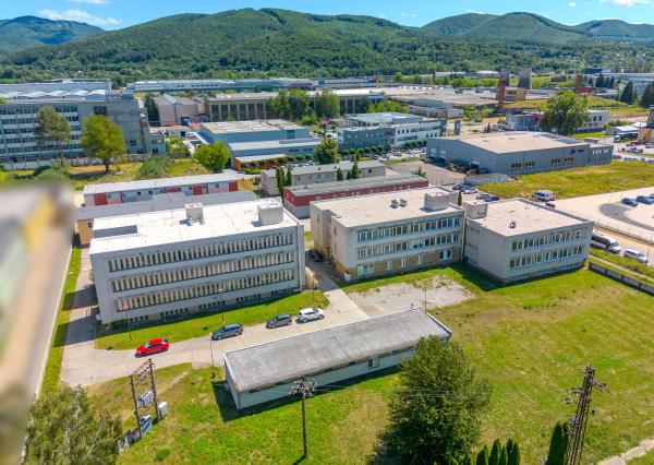 Komerčný objekt s 5 garážami | Dubnica nad Váhom