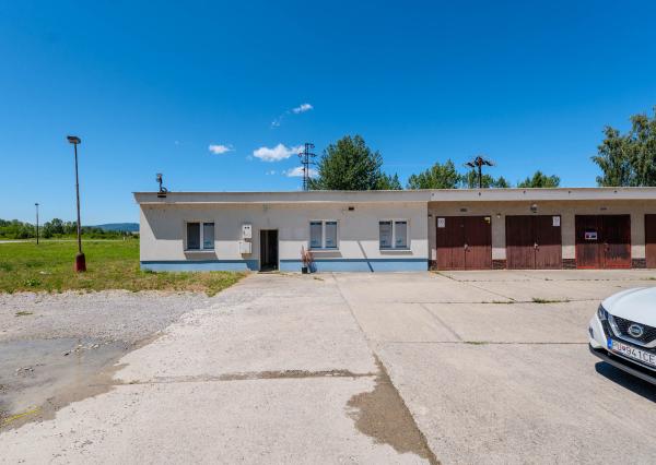 Komerčný objekt s 5 garážami | Dubnica nad Váhom