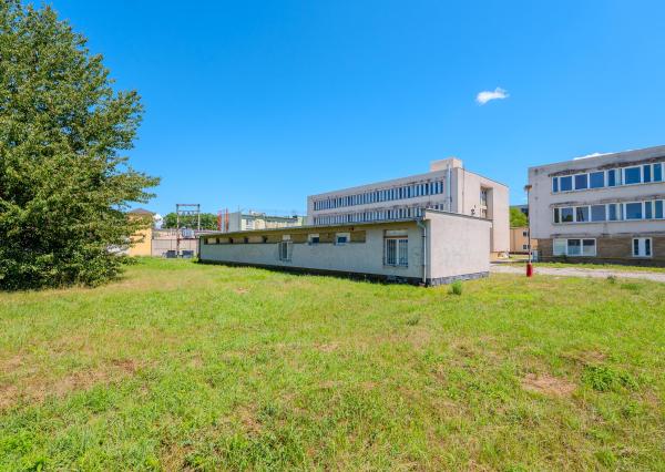 Komerčný objekt s 5 garážami | Dubnica nad Váhom
