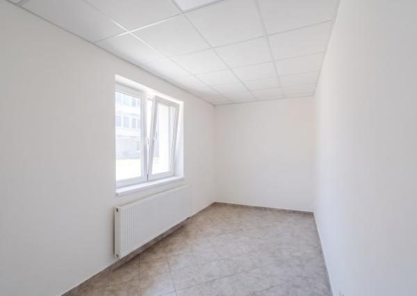 Komerčný objekt s 5 garážami | Dubnica nad Váhom