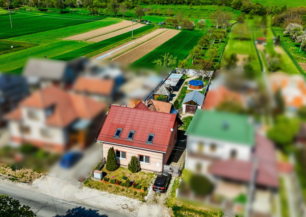 Priestranný 4i rodinný dom s bazénom, 2700 m2, Mor. Lieskové