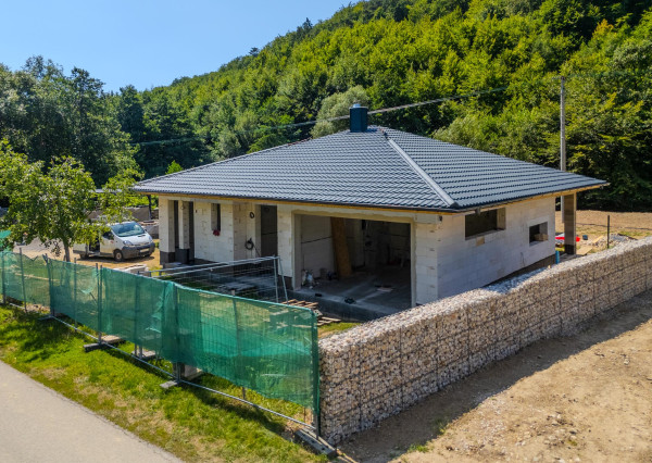 🏡 Luxusný nový 3-izbový bungalov s dvojgarážou