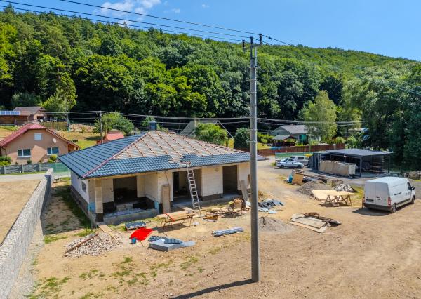 🏡 Luxusný nový 3-izbový bungalov s dvojgarážou