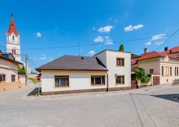 Rozsiahly rodinný dom s garážou + útulný apartmán Gelnica 🏡
