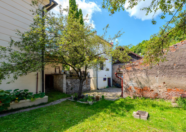 Rozsiahly rodinný dom s garážou + útulný apartmán Gelnica 🏡