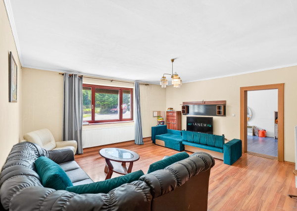 Rozsiahly rodinný dom s garážou + útulný apartmán Gelnica 🏡