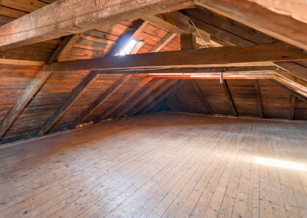 Rozsiahly rodinný dom s garážou + útulný apartmán Gelnica 🏡