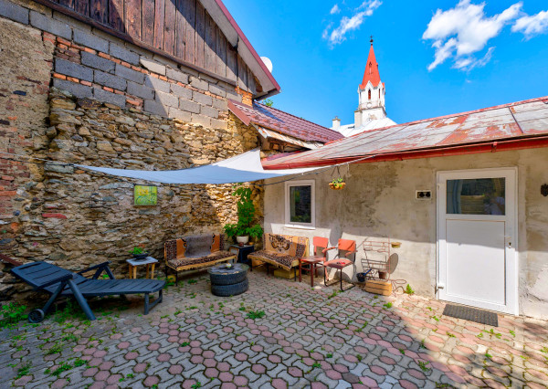Rozsiahly rodinný dom s garážou + útulný apartmán Gelnica 🏡