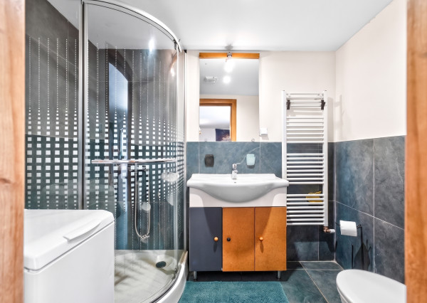 Rozsiahly rodinný dom s garážou + útulný apartmán Gelnica 🏡