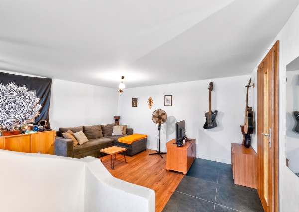 Rozsiahly rodinný dom s garážou + útulný apartmán Gelnica 🏡