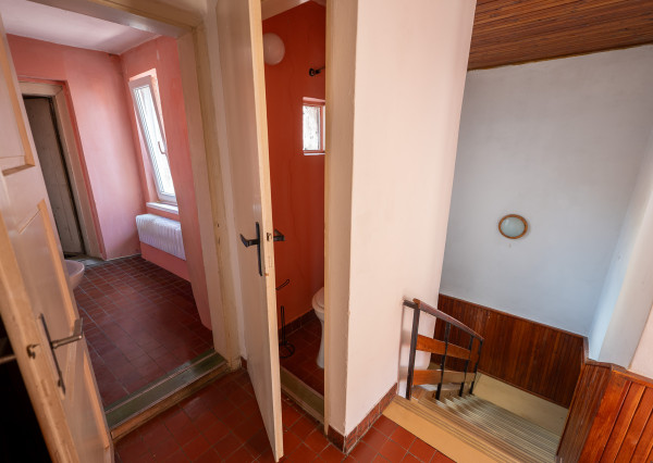 Rozsiahly rodinný dom s garážou + útulný apartmán Gelnica 🏡