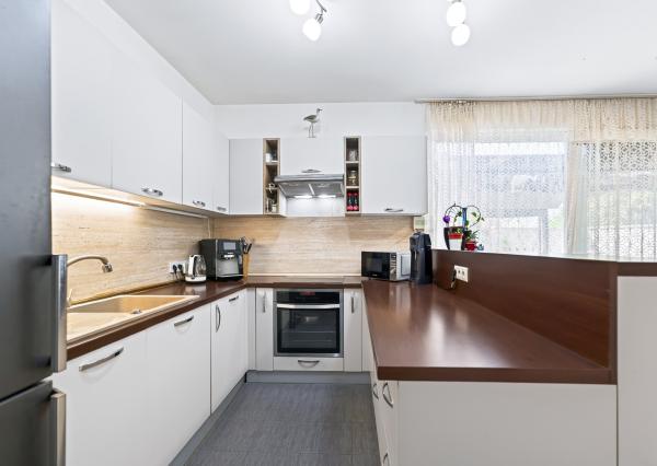 NA PREDAJ! Moderný 5-izbový dom so záhradou, Stupava