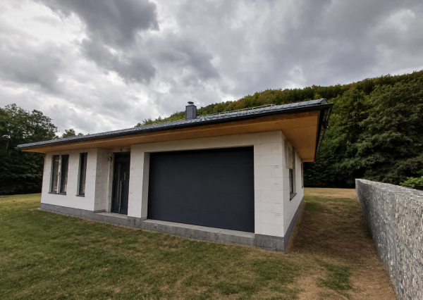 🏡 Luxusný nový 3-izbový bungalov s dvojgarážou