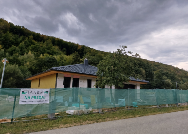 🏡 Luxusný nový 3-izbový bungalov s dvojgarážou