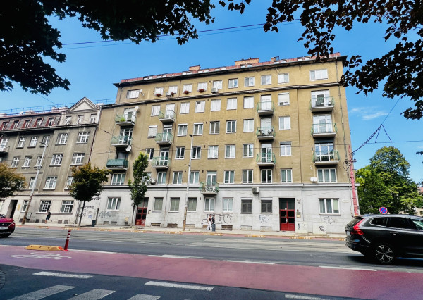 NA PREDAJ! Veľký 2i byt v Starom Meste, Vajanského nábrežie
