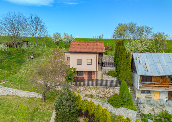 Útulná chatka s pozemkom 711 m² v Nemšovej – Ľuborča