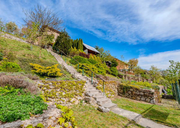 Útulná chatka s pozemkom 711 m² v Nemšovej – Ľuborča