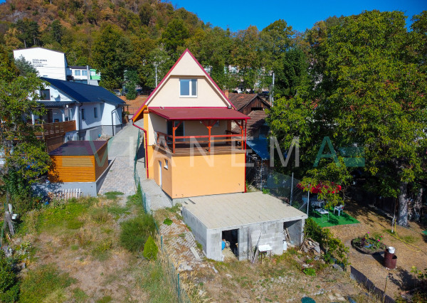 Rodinný dom, 4 izby, pozemok 825m2, IS, Slanec