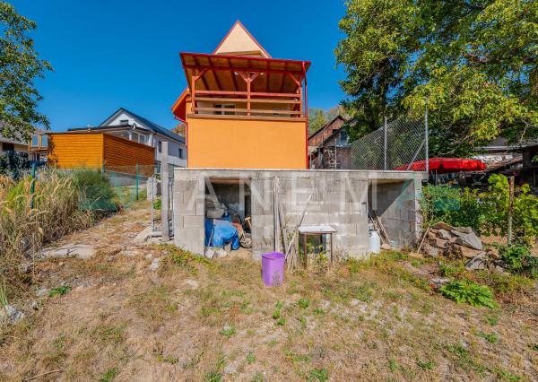 Rodinný dom, 4 izby, pozemok 825m2, IS, Slanec