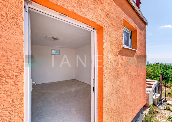 Rodinný dom, 4 izby, pozemok 825m2, IS, Slanec