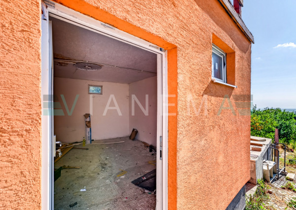 Rodinný dom, 4 izby, pozemok 825m2, IS, Slanec
