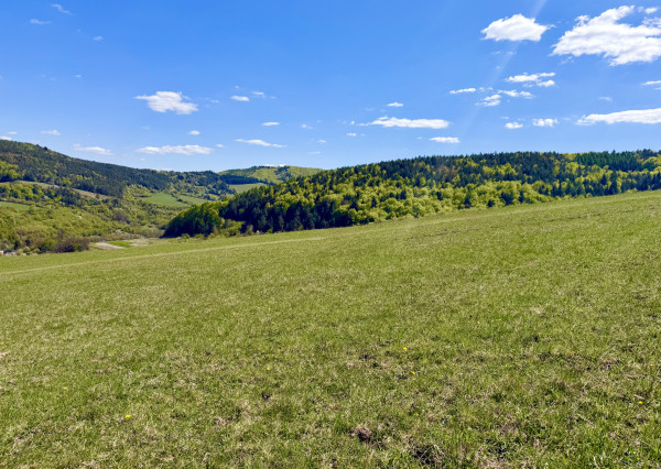 Väčší rekreačný pozemok s výhľadom nad obcou Zubák, o.Púchov