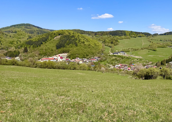 Väčší rekreačný pozemok s výhľadom nad obcou Zubák, o.Púchov