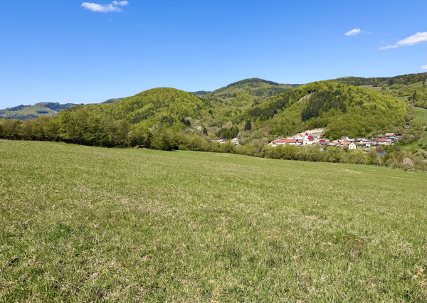 Väčší rekreačný pozemok s výhľadom nad obcou Zubák, o.Púchov