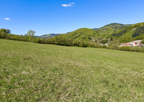 Väčší rekreačný pozemok s výhľadom nad obcou Zubák, o.Púchov