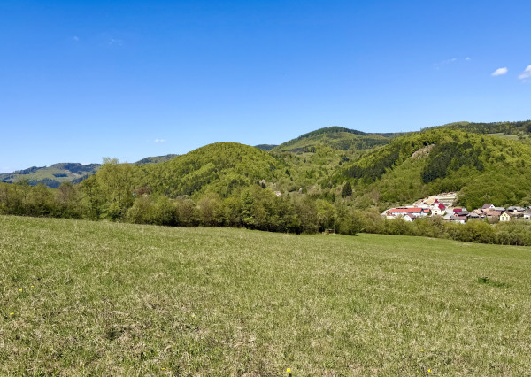 Väčší rekreačný pozemok s výhľadom nad obcou Zubák, o.Púchov