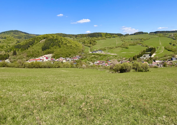 Väčší rekreačný pozemok s výhľadom nad obcou Zubák, o.Púchov