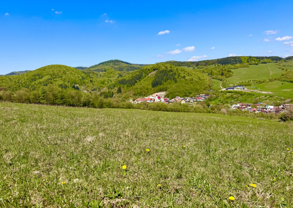 Väčší rekreačný pozemok s výhľadom nad obcou Zubák, o.Púchov