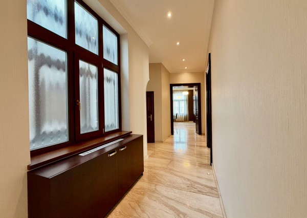 Na prenájom luxusný 3,5-izbový byt s parkovaním, Staré mesto