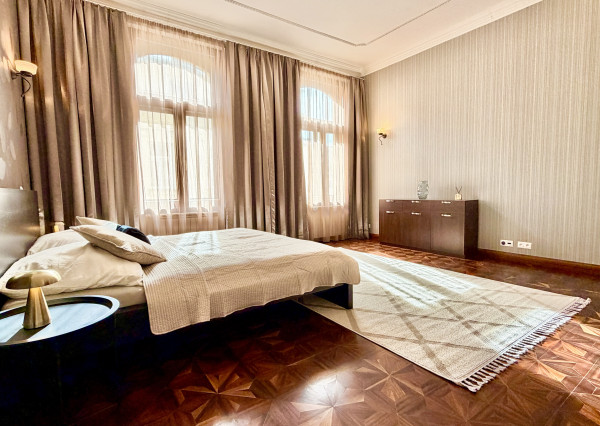Na prenájom luxusný 3,5-izbový byt s parkovaním, Staré mesto
