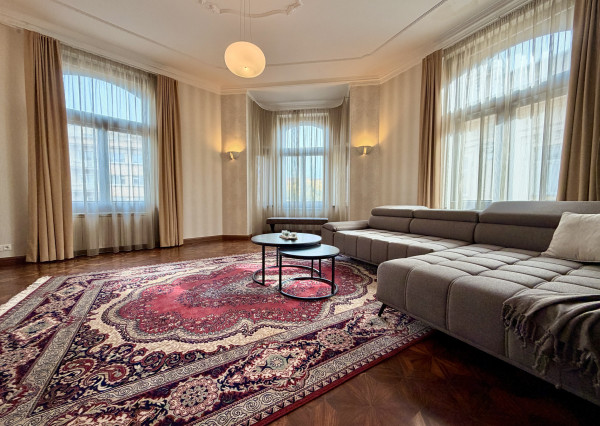 Na prenájom luxusný 3,5-izbový byt s parkovaním, Staré mesto