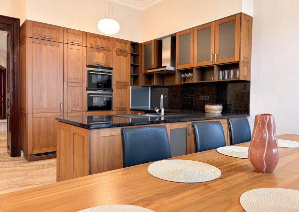 Na prenájom luxusný 3,5-izbový byt s parkovaním, Staré mesto