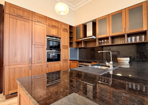 Na prenájom luxusný 3,5-izbový byt s parkovaním, Staré mesto