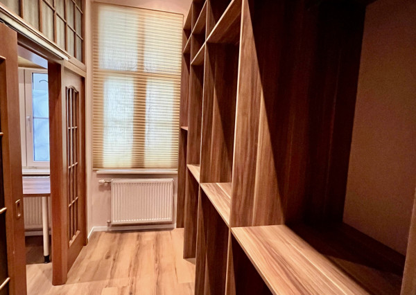 Na prenájom luxusný 3,5-izbový byt s parkovaním, Staré mesto